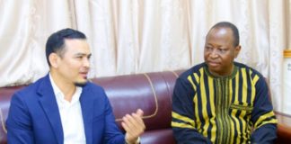 Foto: Encuentro con autoridad adictiva de Burkina Faso