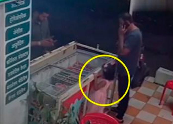 Niña sufre descarga eléctrica mientras su padre hablaba por teléfono