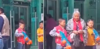 Niños escoltan a su abuelita hasta el banco