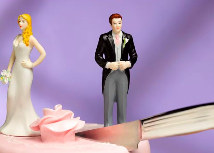 Descubierta teniendo relaciones íntimas con el tío del novio