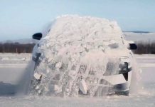 Jamás visto: Carro eléctrico «sacude el bote» para quitarse la nieve Carro eléctrico chino sabe 'sacudirse'