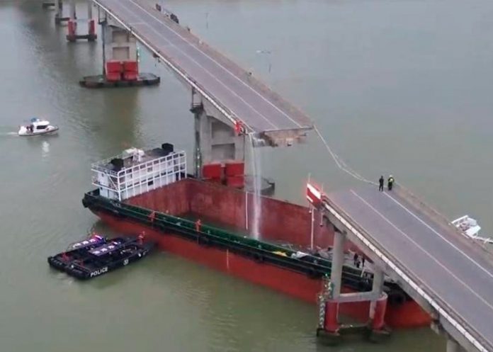 Cinco muertos en China por el choque de un buque con un puente