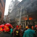 43 personas mueren en incendio que consume un edificio de 7 plantas en Bangladés