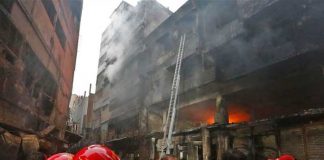 43 personas mueren en incendio que consume un edificio de 7 plantas en Bangladés