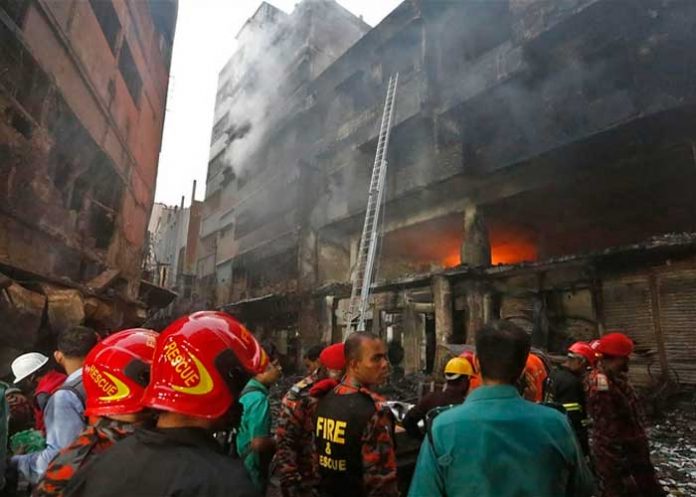 daca1 43 personas mueren en incendio que consume un edificio de 7 plantas en Bangladés