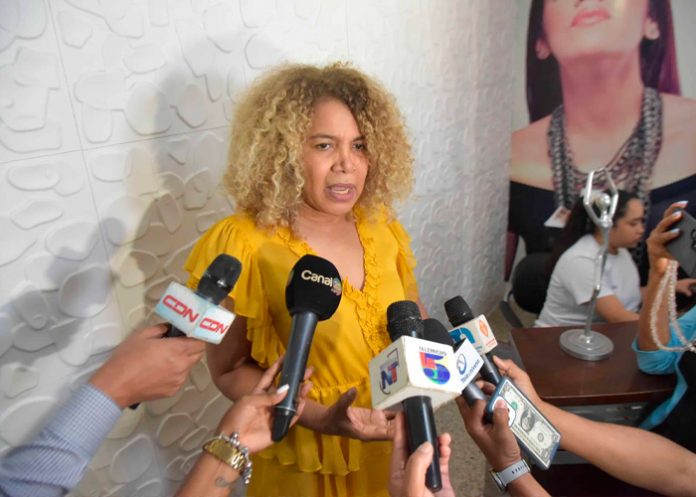 Mujer es víctima de robo en República Dominicana