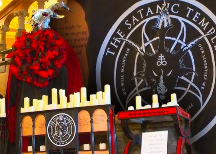 Destruye una estatua satánica en el Capitolio de Iowa