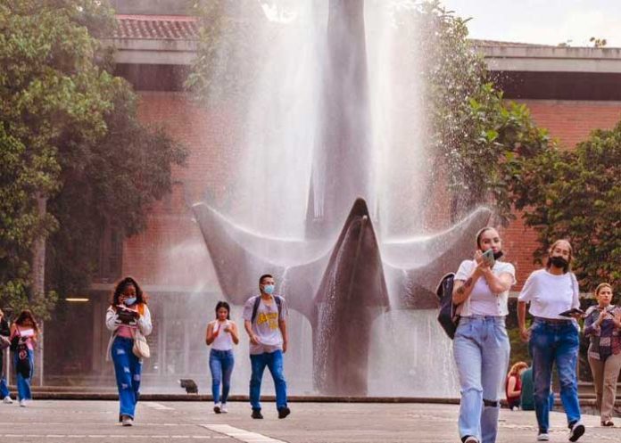 gradu1 Habla alumno que lleva 40 años estudiando