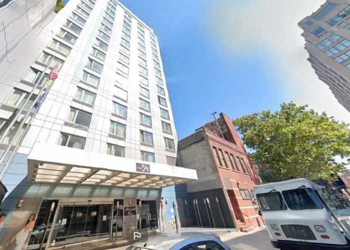 Hallan muerta a mujer en hotel de Nueva York