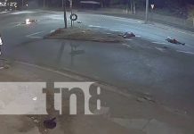 ¡Salieron por los aires y la moto en llamas! Accidente en Carretera Nueva a León Foto: Insólito accidente en la Carretera Nueva a León / TN8