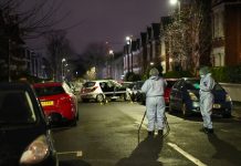 Endemoniado arrojó «sustancia corrosiva» a una mujer y sus 2 hijas en Londres Ataque con "sustancia corrosiva" en Londres