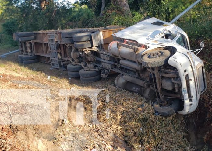 Foto: Vuelco de camión en la Carretera Panamericana, jurisdicción de Nandaime / TN8