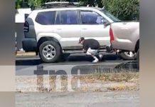 ¡Degenere! Roban copas de una camioneta en plena Carretera a Masaya (VIDEO) Foto: Robo de copas a camioneta en Carretera a Masaya / TN8