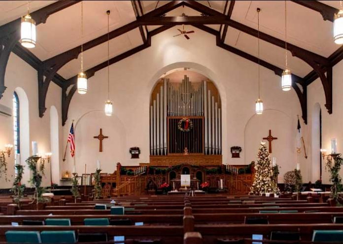 Pastor y pareja abandonan la iglesia por OnlyFans