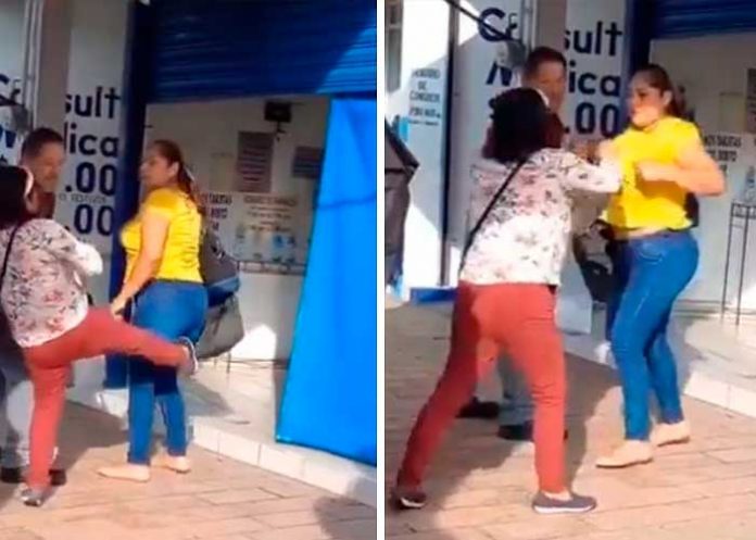 En plena calle mujeres se pelean por un amor