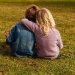Héroe en Rusia: Niño salva a su hermana de un bandido secuestrador (VIDEO) Niño salva a su hermana en Rusia