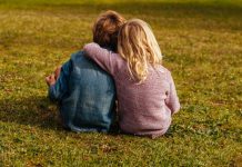 Héroe en Rusia: Niño salva a su hermana de un bandido secuestrador (VIDEO) Niño salva a su hermana en Rusia