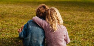  Niño salva a su hermana en Rusia