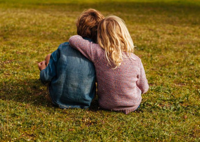  Niño salva a su hermana en Rusia