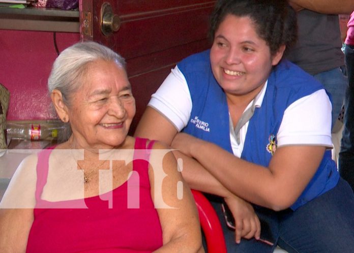 Adultos mayores llenos de sonrisas en Casa Club de Managua