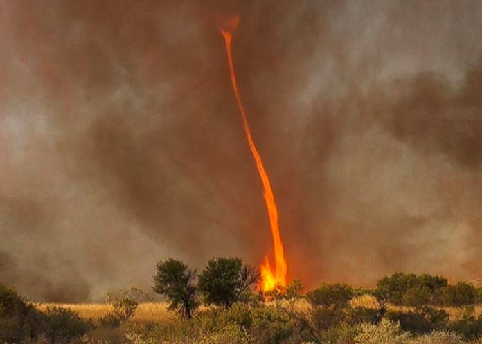 Tornado de fuego captado por un bombero