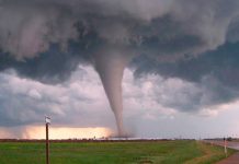 Fuerte tornado golpea Indonesia