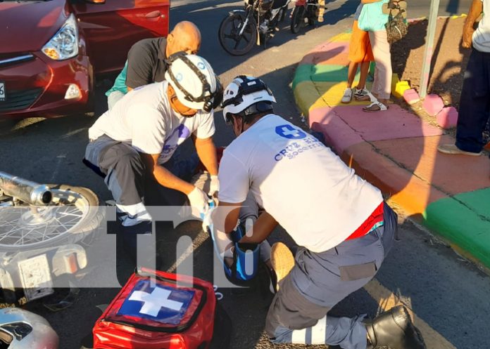 Foto: Mujer lesionada tras accidente de tránsito en Carretera Nueva a León / TN8