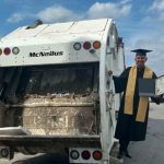 Joven inspirador: Recolector de basura saca pecho al graduarse como abogado Recolector de basura se gradúa como abogado