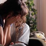 Joven llora en su primer día de trabajo