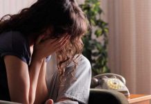 ¿Te identificas? Llorando a mares, así terminó una joven su primer día de trabajo Joven llora en su primer día de trabajo