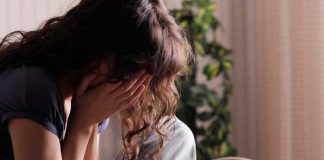 Joven llora en su primer día de trabajo