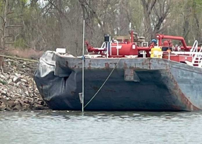 Terrible accidente de una barcaza que chocó contra un puente en Oklahoma