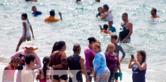 Familias disfrutan de las playas de Chinandega y del almíbar más grande