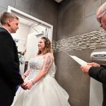 Increíble: Pareja realiza su boda en el baño de una gasolinera Increíble: Pareja realiza su boda en el baño de una gasolinera