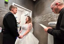 Increíble: Pareja realiza su boda en el baño de una gasolinera Increíble: Pareja realiza su boda en el baño de una gasolinera