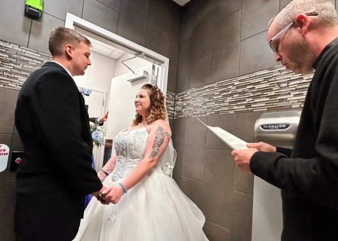 1 Increíble: Pareja realiza su boda en el baño de una gasolinera