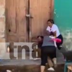 Batalla campal en la Calle El Yo-Yo de Granada protagonizada por dos mujeres