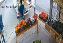 Simula discapacidad para robar camioneta frente a un negocio (Video) Simula discapacidad para robar camioneta frente a un negocio (Video)