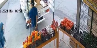Simula discapacidad para robar camioneta frente a un negocio (Video)