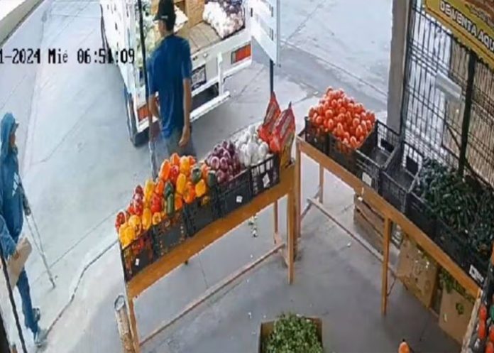 Simula discapacidad para robar camioneta frente a un negocio (Video)