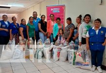 Mujeres de partos múltiples reciben paquetes alimenticios en Granada Foto: Mujeres de Granada reciben paquetes /cortesía