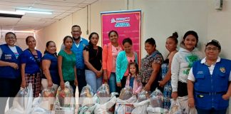 Foto: Mujeres de Granada reciben paquetes /cortesía