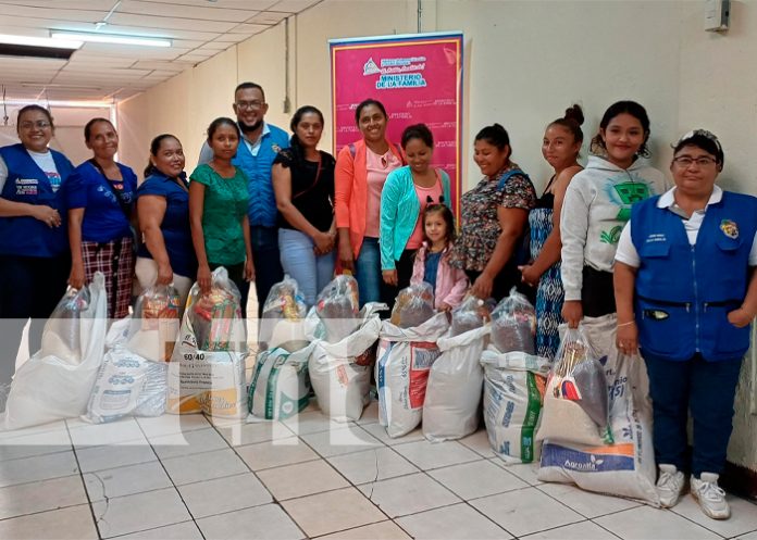 Foto: Mujeres de Granada reciben paquetes /cortesía