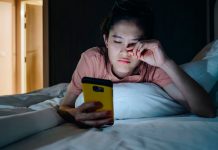 Expertos advierten sobre el uso de celulares antes de dormir Foto: Riesgos del uso de celulares por la noche /cortesía