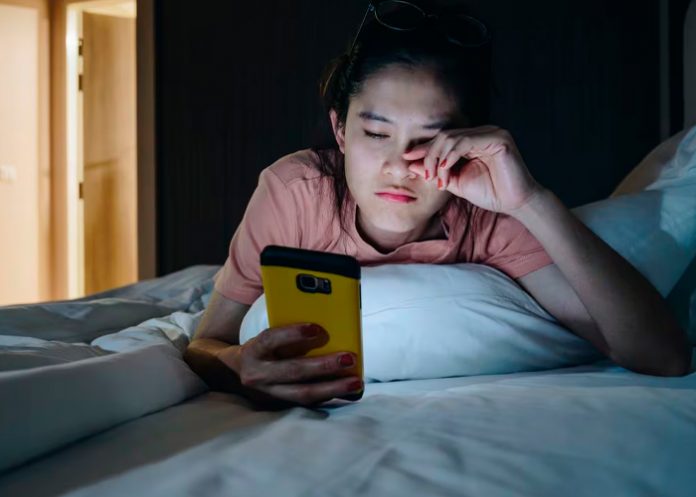 1 Foto: Riesgos del uso de celulares por la noche /cortesía