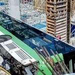 España: Autobús cae en obra en construcción dejando dos heridos graves Foto: Accidente en España /cortesía