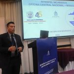 Reunión de Jefes Oficinas Nacionales INTERPOL, Centroamérica y México Teniente Gerlinton Centeno realizando presentación de Nicaragua.