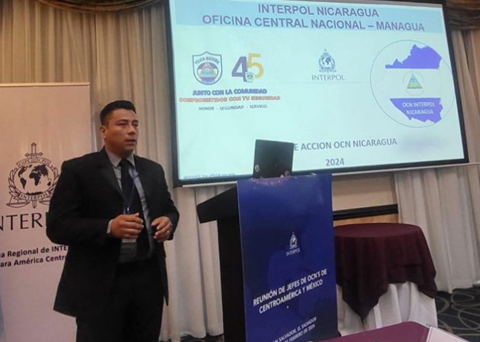 Teniente Gerlinton Centeno realizando presentación de Nicaragua.