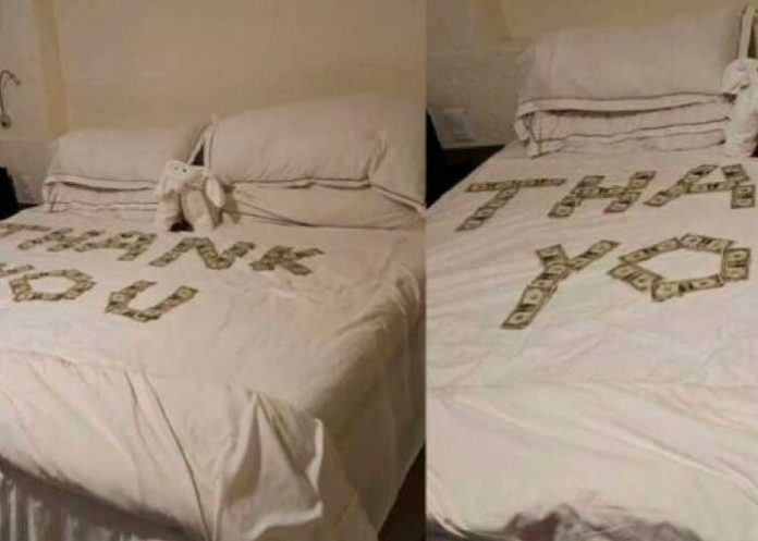 Turistas agradecen a empleada de hotel con dólares en la cama