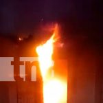 Mujer endiablada le pega fuego a su vivienda en pleito conyugal en Carazo Mujer endiablada le pega fuego a su vivienda en pleito conyugal en Carazo